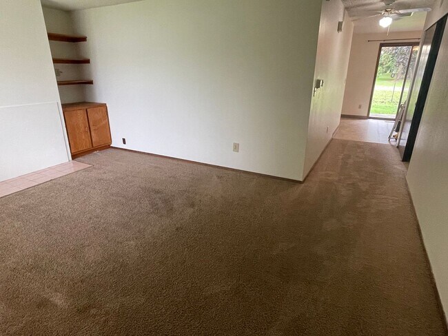Building Photo - 2 Bedroom, 1 Bathroom Duplex in Blaine