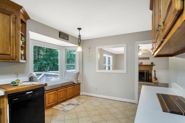 Building Photo - Beautifully Refreshed 4 Bedroom 3 Bath Col...
