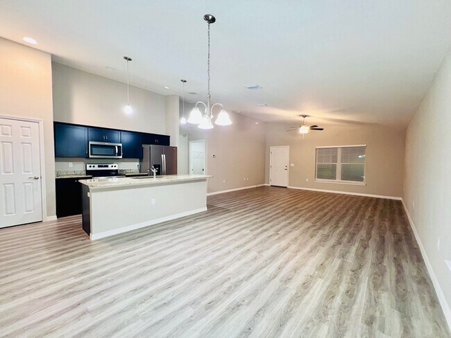 Building Photo - Stylish 3BR/2BA Home with Open Layout & Hi...