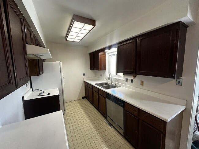 Building Photo - Available Immediately!  Spacious 6-Bedroom Retreat with 2 Full Baths in Charming Denver Locale!