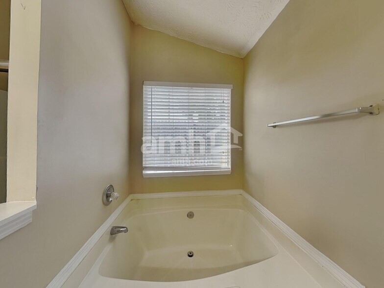 Building Photo - 785 Mount Royal Cv