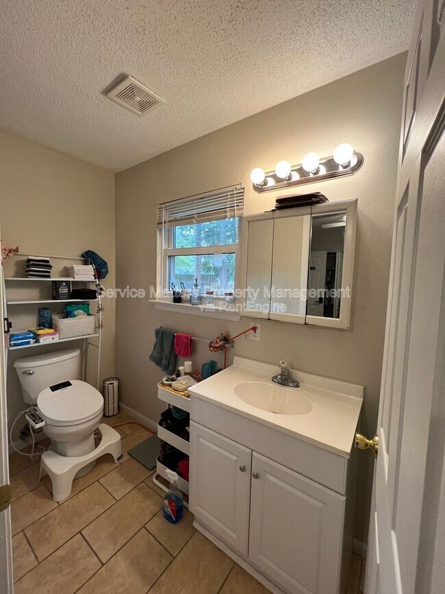 Building Photo - 303 Newcastle Dr