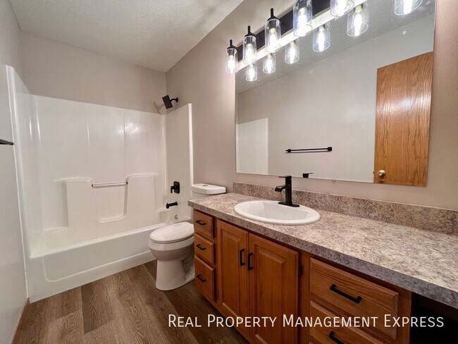 Building Photo - Beautiful 3 Bed 2 Bath House in West Sioux...