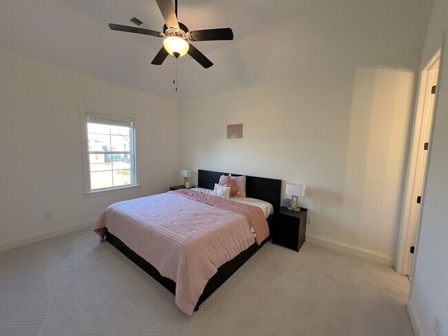 Building Photo - 607 Covington Walk Ln S