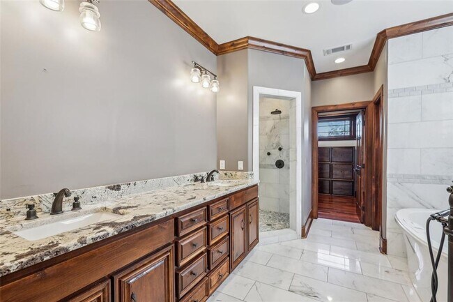 Building Photo - Incredible Unique Downtown Estate