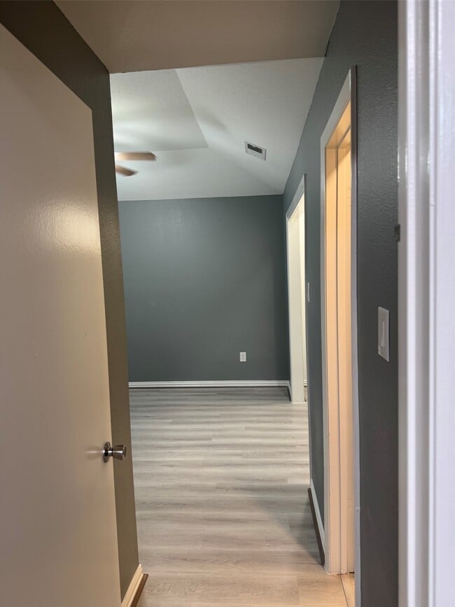 Building Photo - 7511 Log Cradle Dr