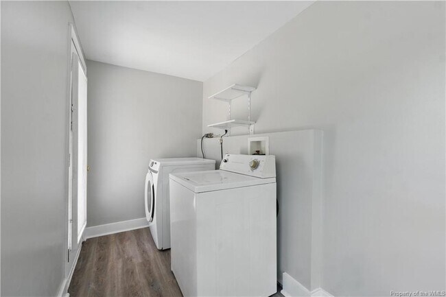 Building Photo - 3127 N Riverside Dr