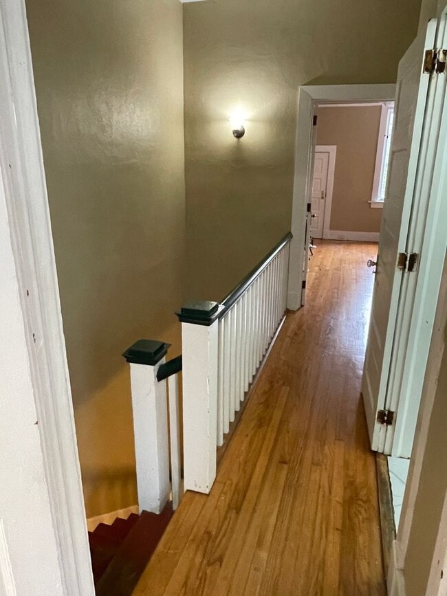 Building Photo - Huge 2BD/2.5BA Uptown, with a Yard, Central Air/Heat, and W/D in Unit