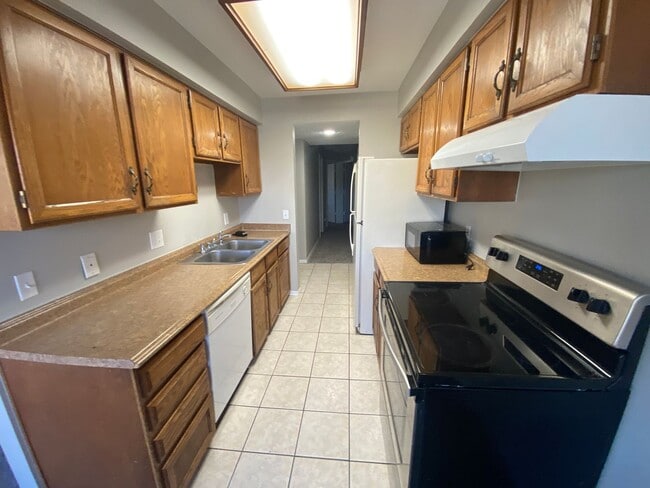 Building Photo - Large 2 bed 1 bath Top Floor Condo