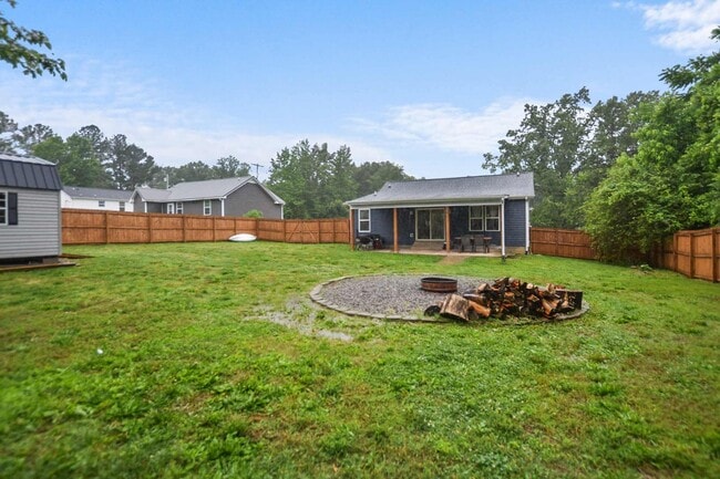 Building Photo - Pet Friendly Three Bedroom!