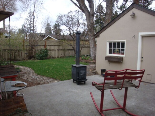 Building Photo - Charming Westside Cottage in a Premier Location