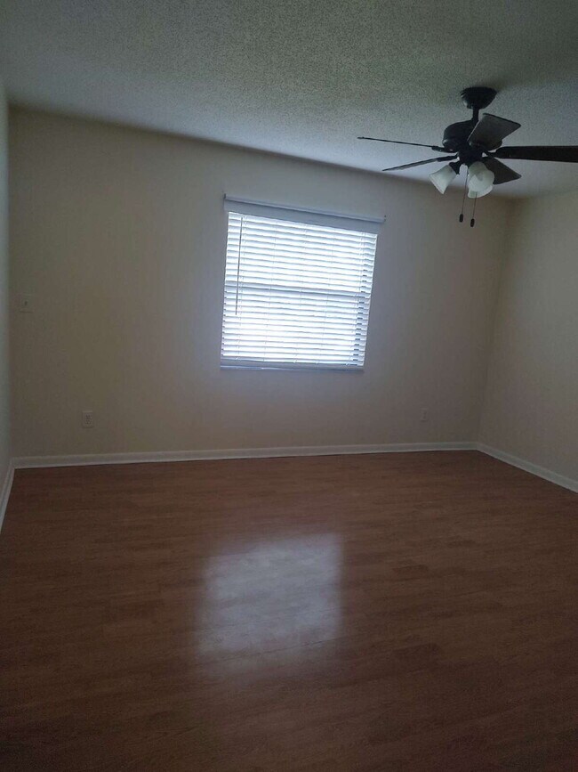 Building Photo - "$200 move in special!! 2-Bed, 2-Bath Cond...