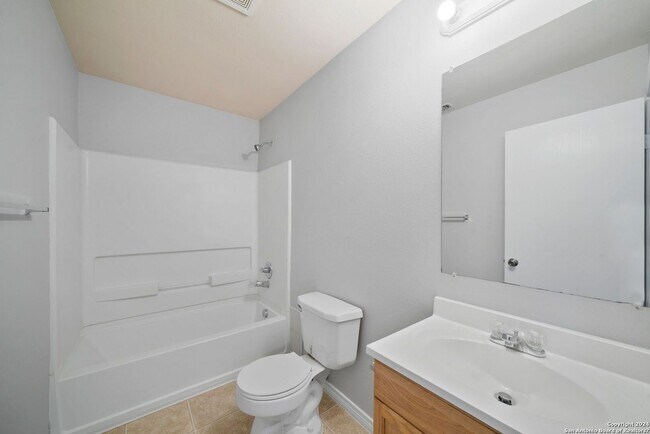 Building Photo - 3 Bedroom and 2.5 Bathroom located in The Gardens at The Summit Subdivision