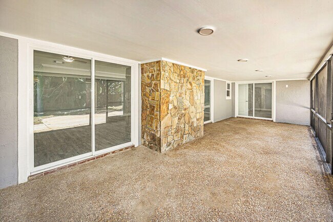 Building Photo - 300 Riomar Dr