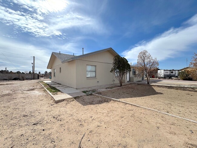 Building Photo - 3 Bed/2 Bath with Refrig A/C on LARGE LOT!