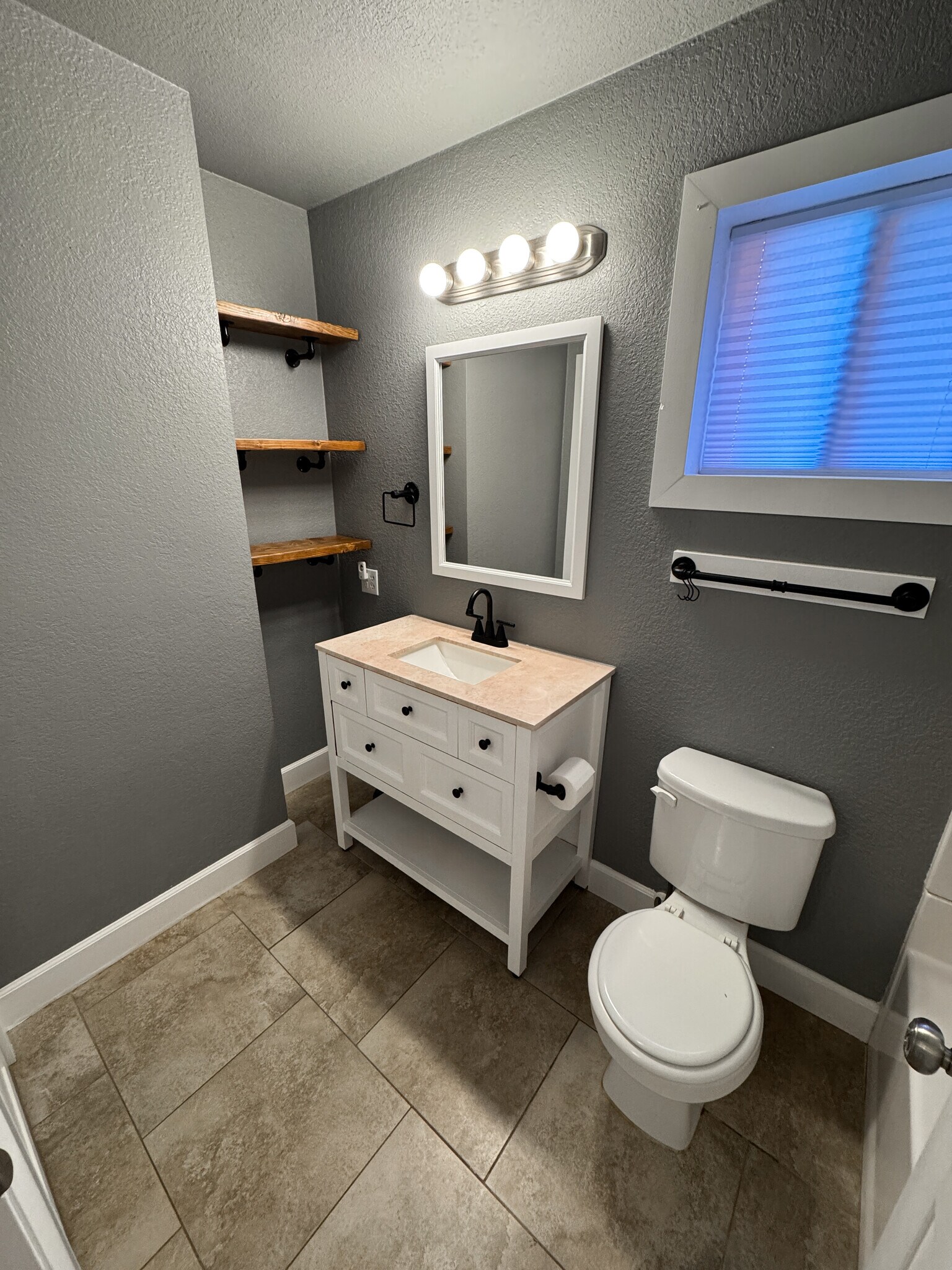 Building Photo - 2241 S Buckley Rd