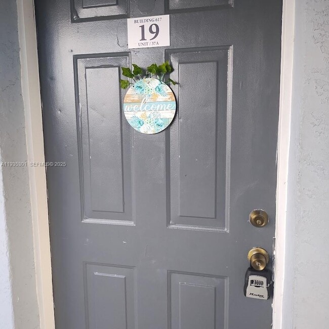 Building Photo - 617 Ixoria Ave