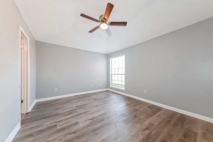 Building Photo - 1112 Paintbrush St