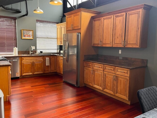 Building Photo - 730 E 3rd St