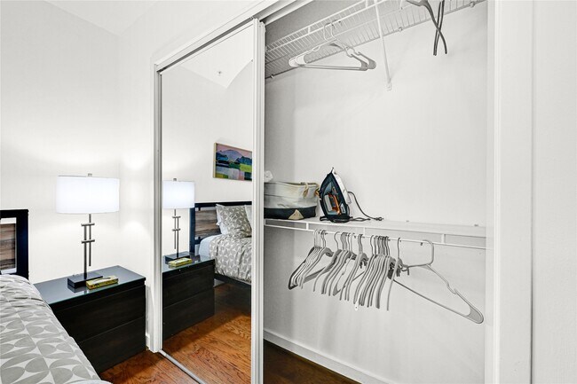 Building Photo - 5925 Almeda Rd