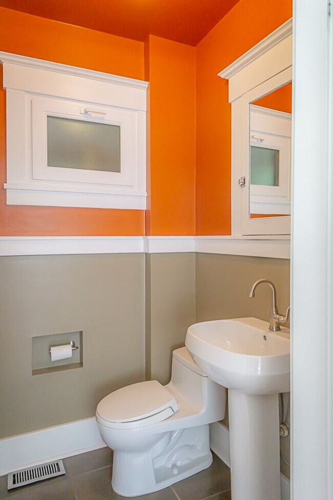 Building Photo - 4bd/2.5ba Seattle Home