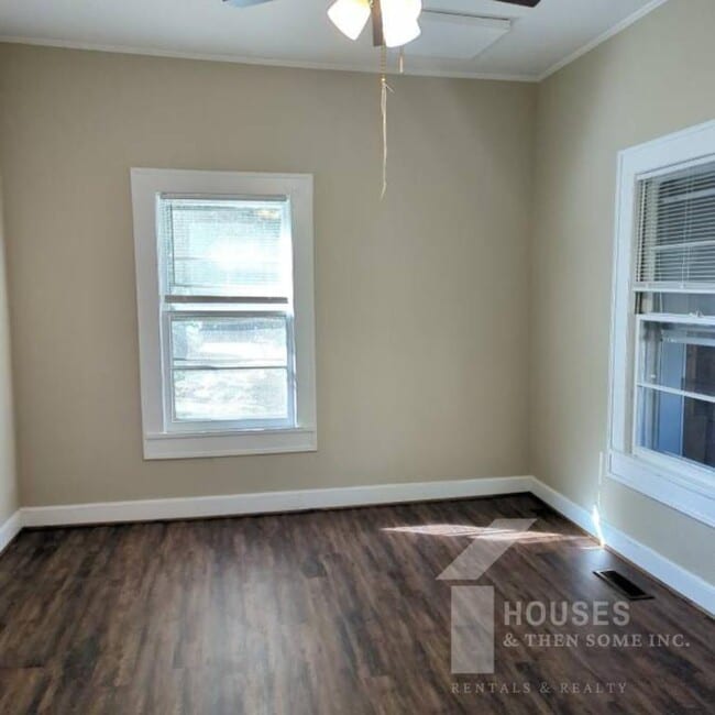 Building Photo - 18 21st St