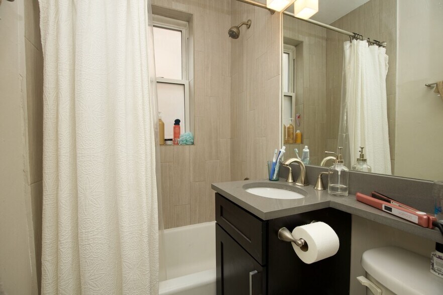 Building Photo - 511 W Belmont Ave