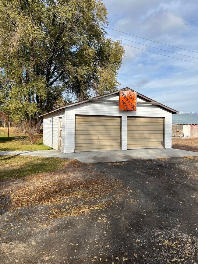 Building Photo - DARLING 3 bed, 1 bath country home with bo...