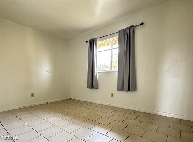 Building Photo - 4613 SW 8th Pl