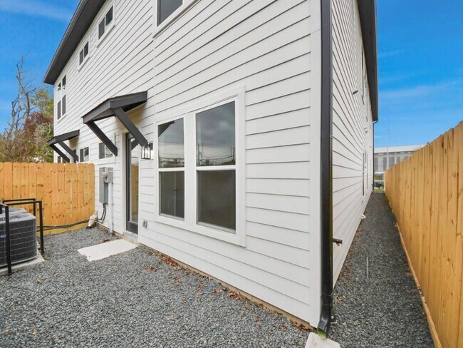 Building Photo - 3915 Tuam St