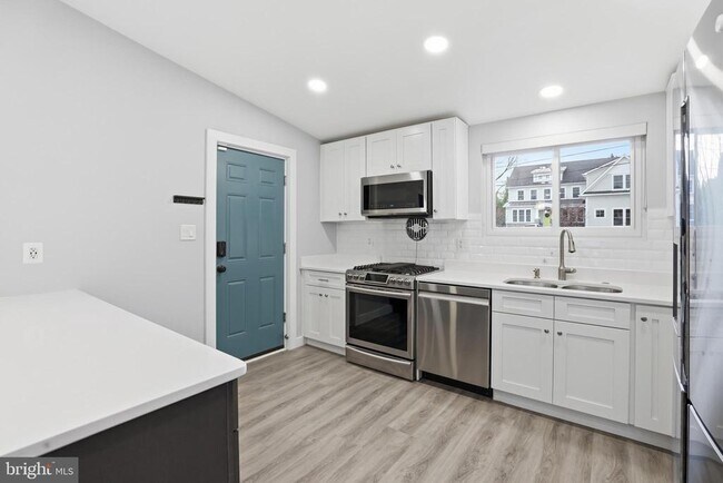 Building Photo - 6616 Beverly Ave