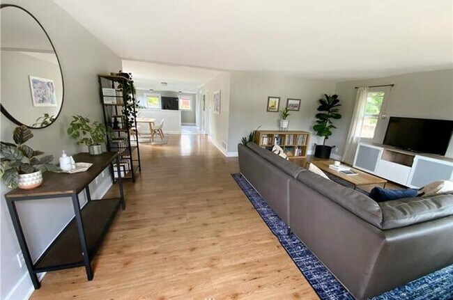 Building Photo - Charming 2 Bed 1 Bath in Hillman City!
