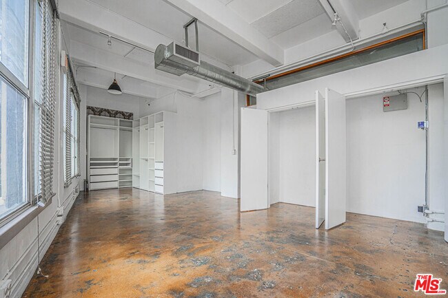 Building Photo - 812 S Spring St