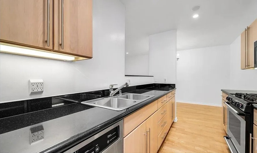 Building Photo - 330 S Barrington Ave