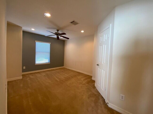 Building Photo - Beautifully maintained 3-bedroom, 3.5-bath townhome