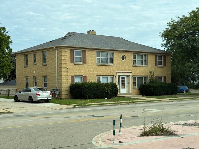 Building Photo - 6110 W Appleton Ave