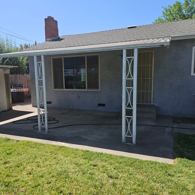 Building Photo - Charming 3 Bedroom, 2 Bath Home w/Large Ba...