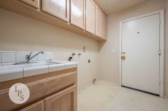 Building Photo - Fresno NorthEast Home, 3BR/2BA, Built 1989 – Across the street from Maple Creek Elementary!