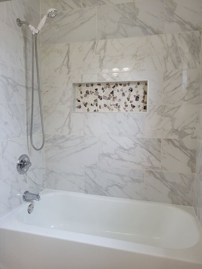 Building Photo - 3bd/2ba house close to major shopping, restaurants, and Ft. Hood!