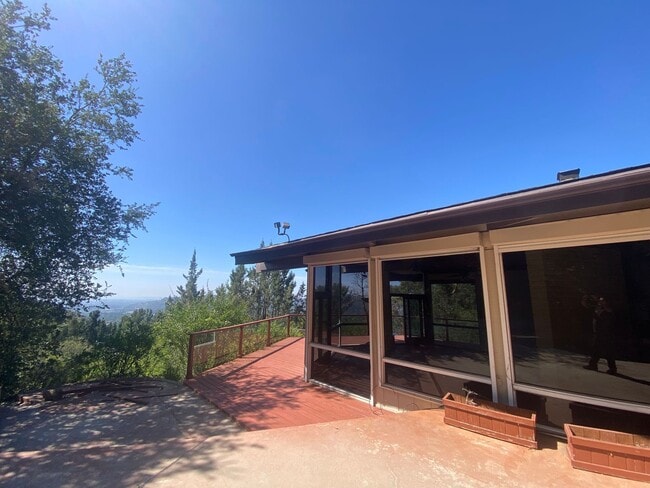 Building Photo - Beautiful 4 Bed / 4 Bath Home with Private Pool in Prestigious La Cañada