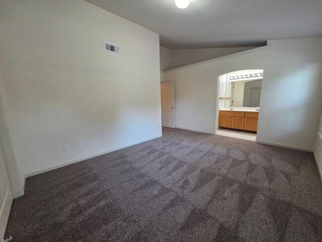 Building Photo - Single story home near CSU Stanislaus!