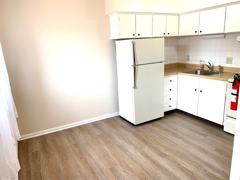 Building Photo - 335 E Lancaster Ave