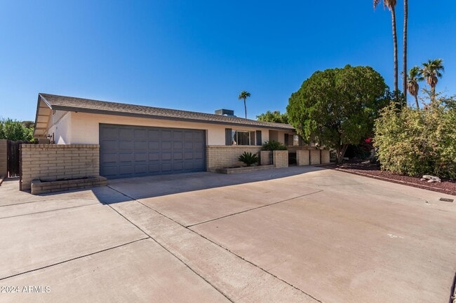 Building Photo - 2311 W Del Oro Cir