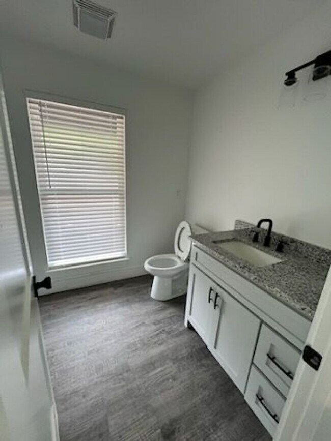 Building Photo - 3 Bedroom 2 Bathroom Home for Rent