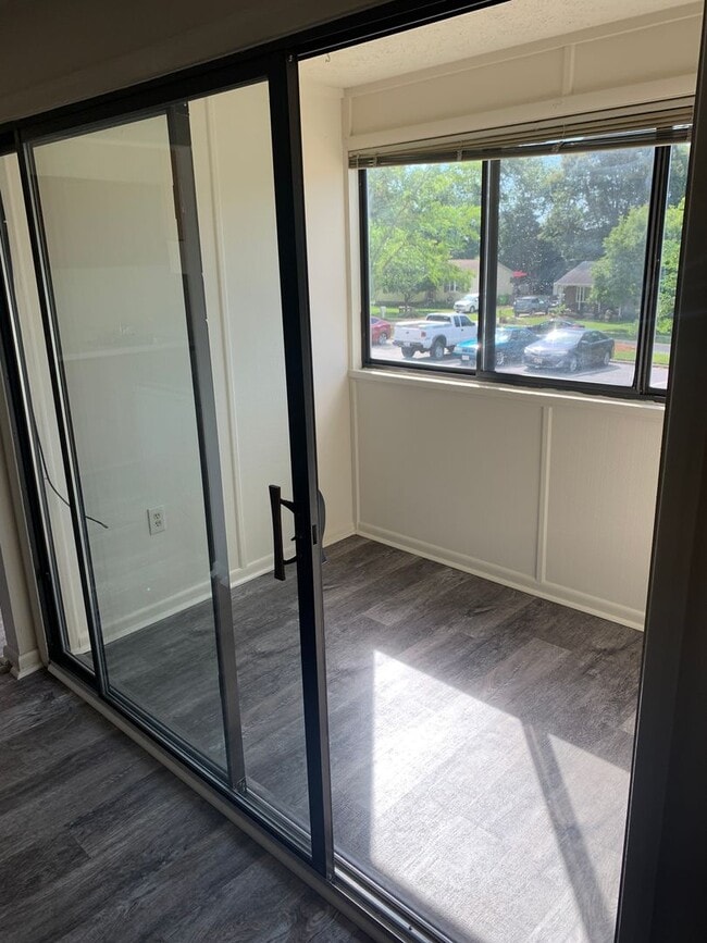 Building Photo - 2 Bedroom, 2 Bath Apartment, with Communit...