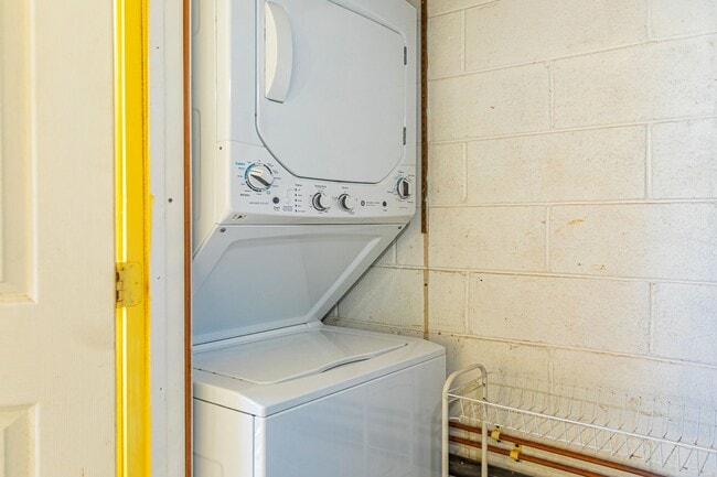 Building Photo - Oceanfront 1 Bed/1 Bath Fully Furnished Condo at Waipuilani!