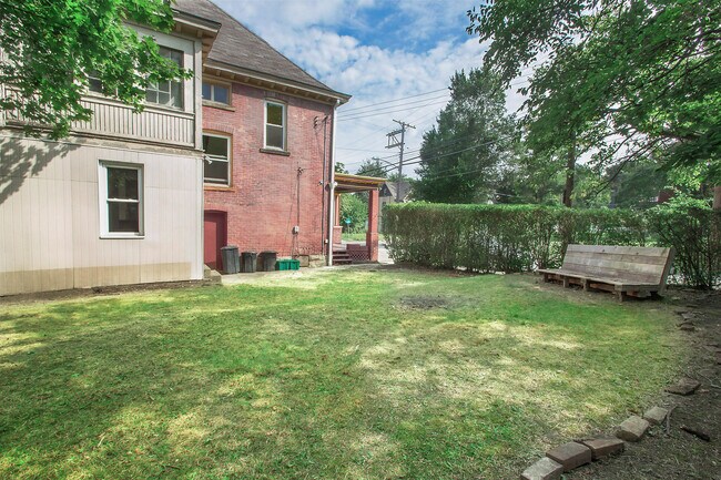 Building Photo - 216 Center St