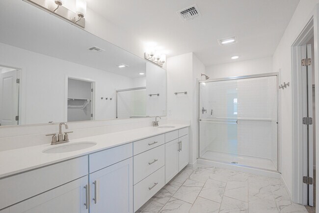 Building Photo - 7412 W Gardenia Ave