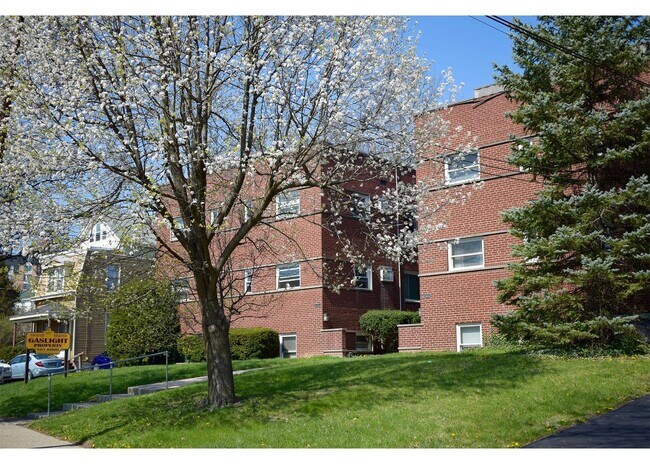 Interior Photo - Ludlow 922-926