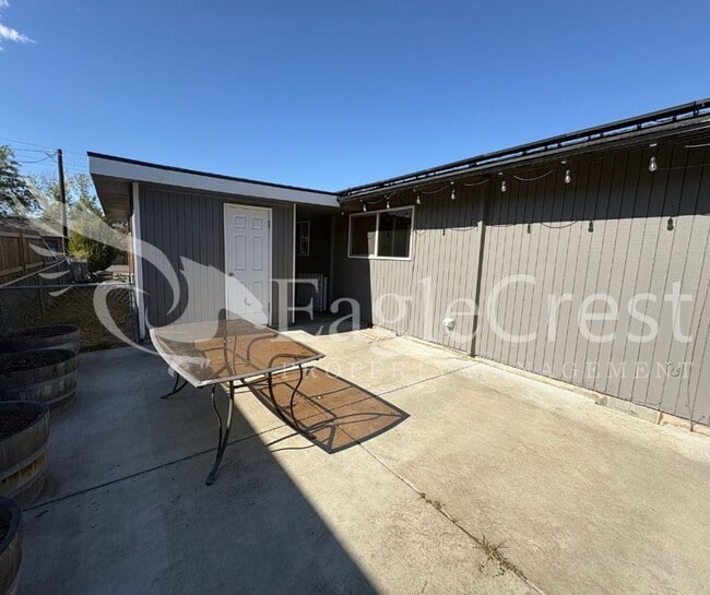 Building Photo - Three Bedroom, One Bathroom Home with Larg...